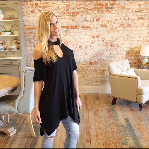 Black keyhole cold shoulder tunic - Picture 2 of 3